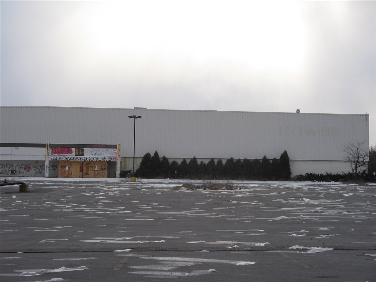 Abandoned Lechmere store behind former Northway Mall in Colonie, NY