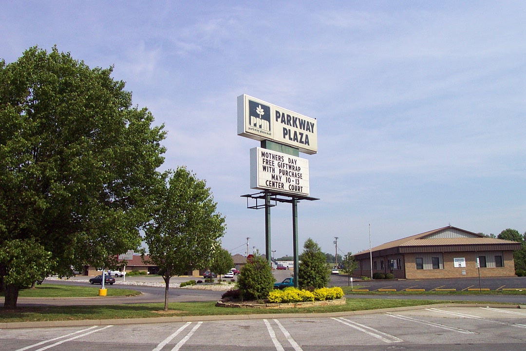 Parkway Plaza pylon in Madisonville, KY