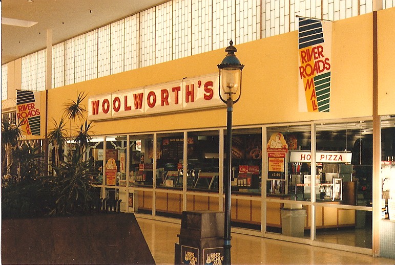 Former Woolworth's store at River Roads Mall in October 1988