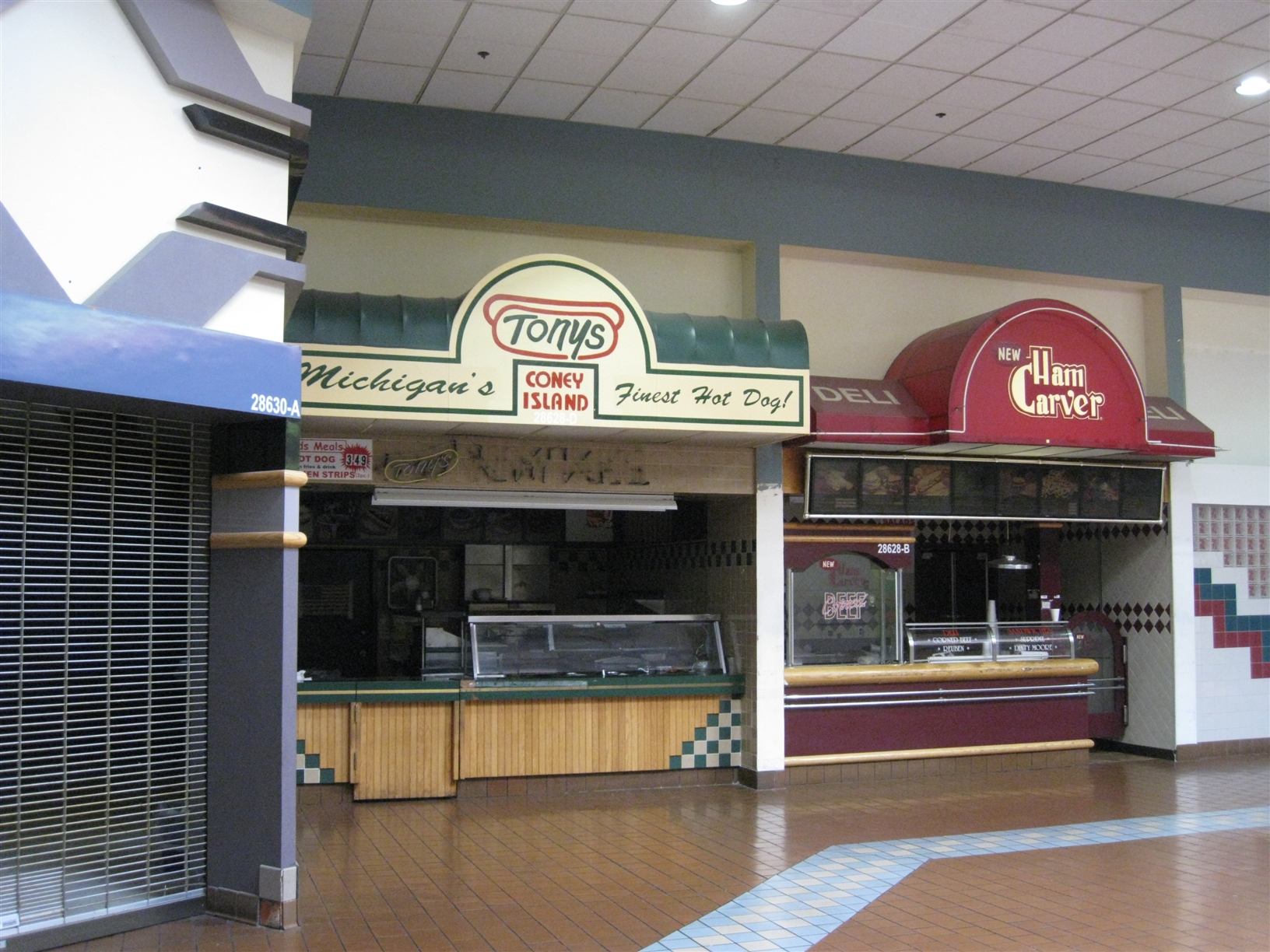 Universal Mall food court area in Warren, MI